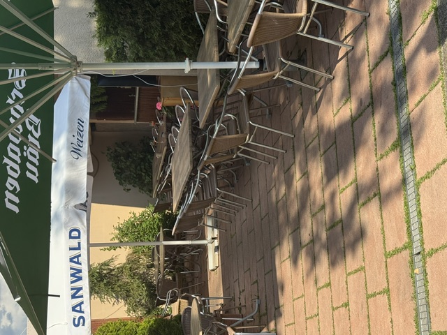 Biergarten mit Sonnenschirmen