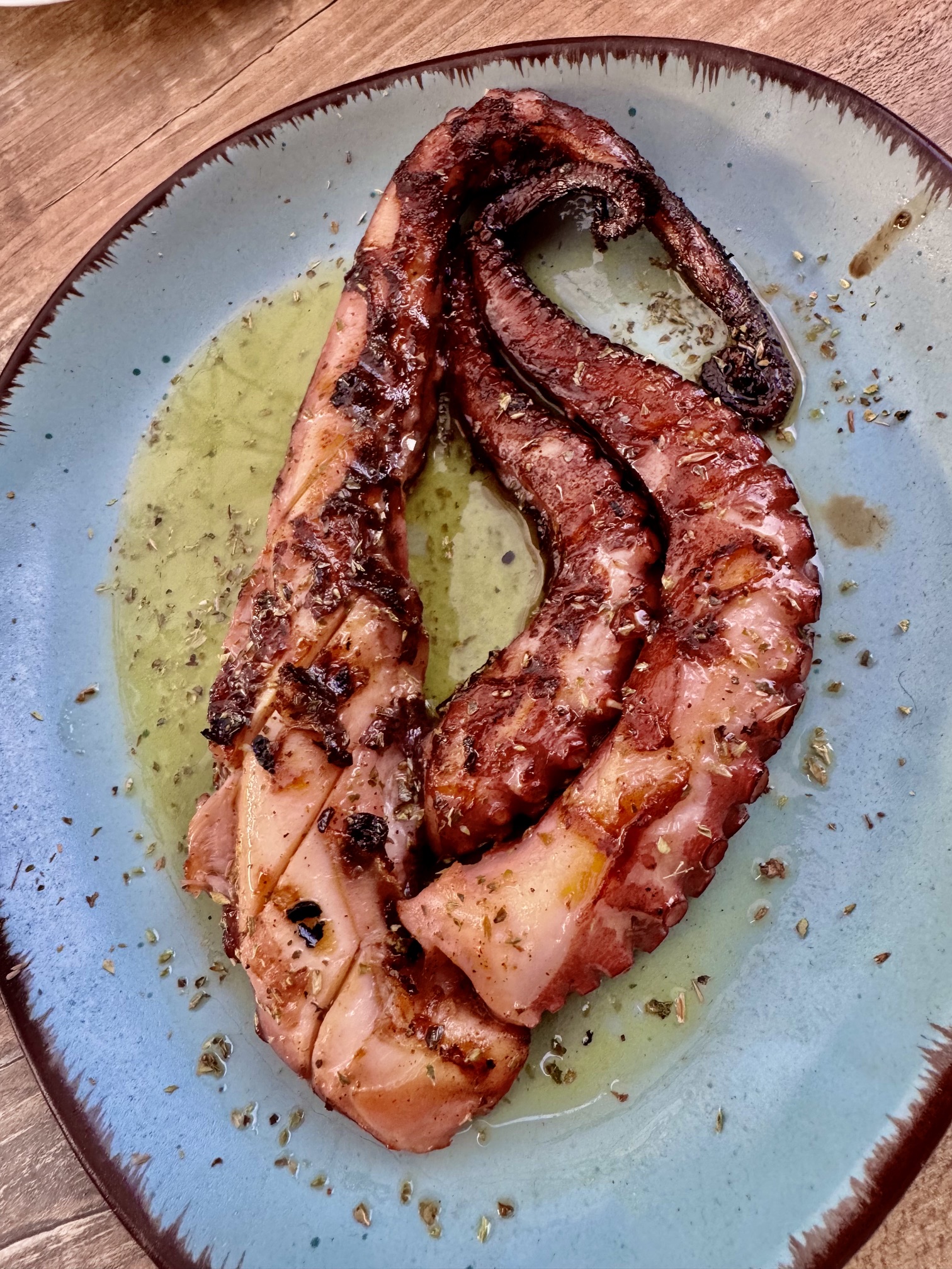 Gegrillter Oktopus mit Olivenöl und Kräutern