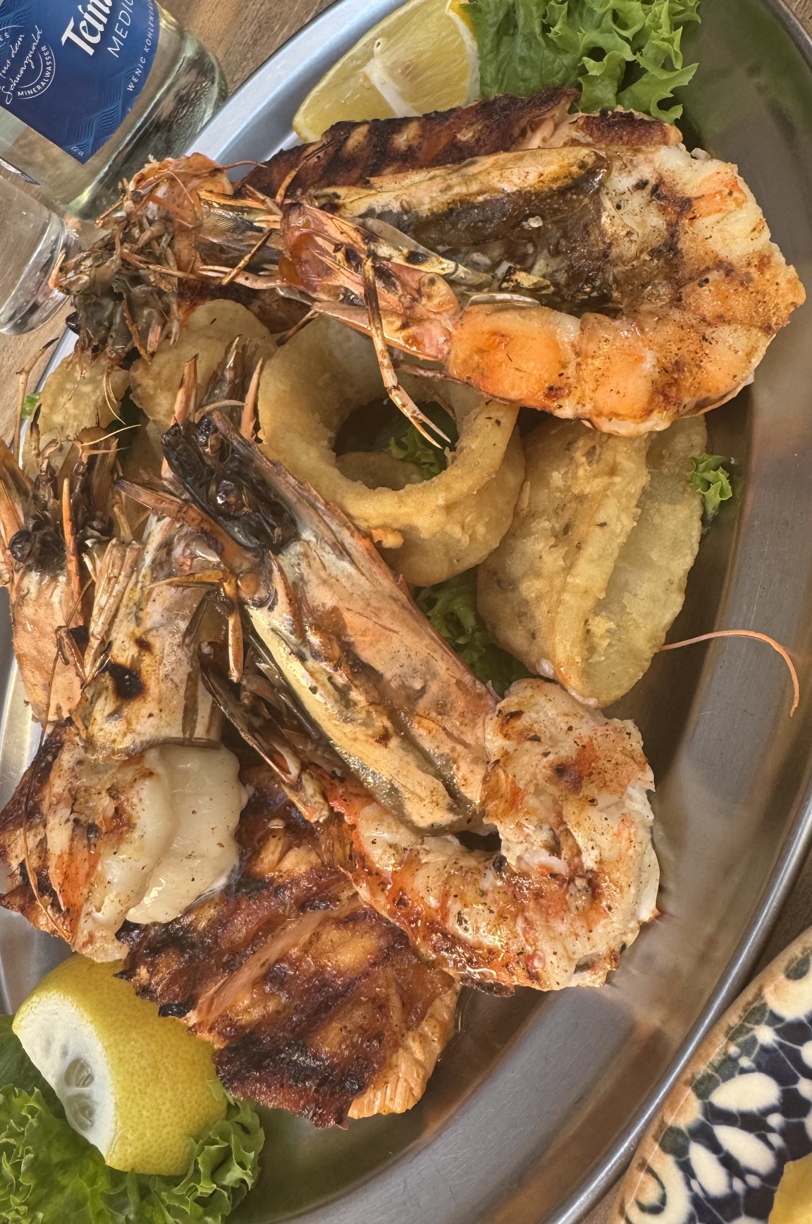 Meeresfrüchte-Platte mit gegrillten Garnelen und Calamari